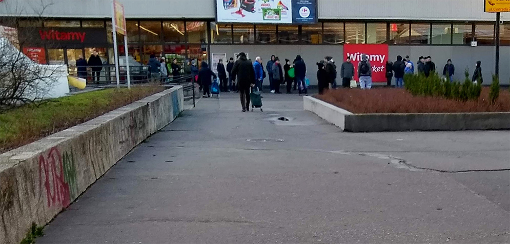 Kolejka przed otwarciem sklepu.